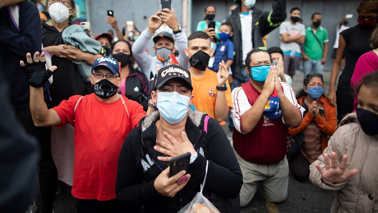 Fieles durante una procesión en Caracas a pesar de la cuarentena estricta