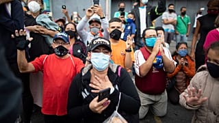 Fieles durante una procesión en Caracas a pesar de la cuarentena estricta