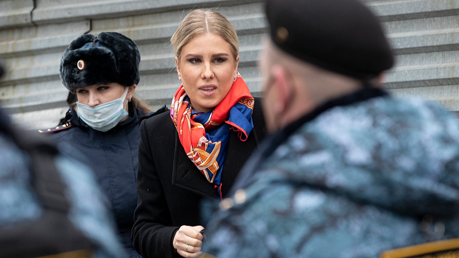 Любовь Соболь в окружении сотрудников правоохранительных органов. 