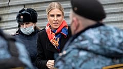 Любовь Соболь в окружении сотрудников правоохранительных органов. 