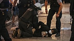 ABD'de polis bir siyahiyi gözaltına alıyor