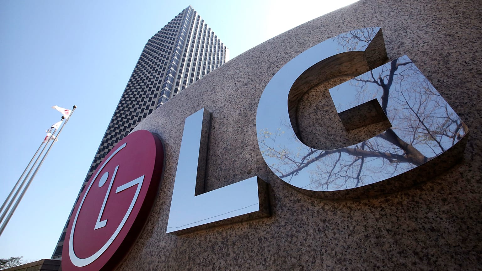 Логотип LG на здании штаб-квартиры корпорации в Сеуле