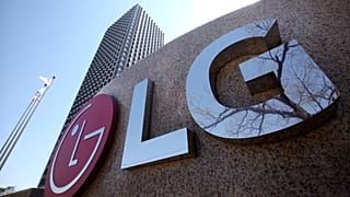 Логотип LG на здании штаб-квартиры корпорации в Сеуле