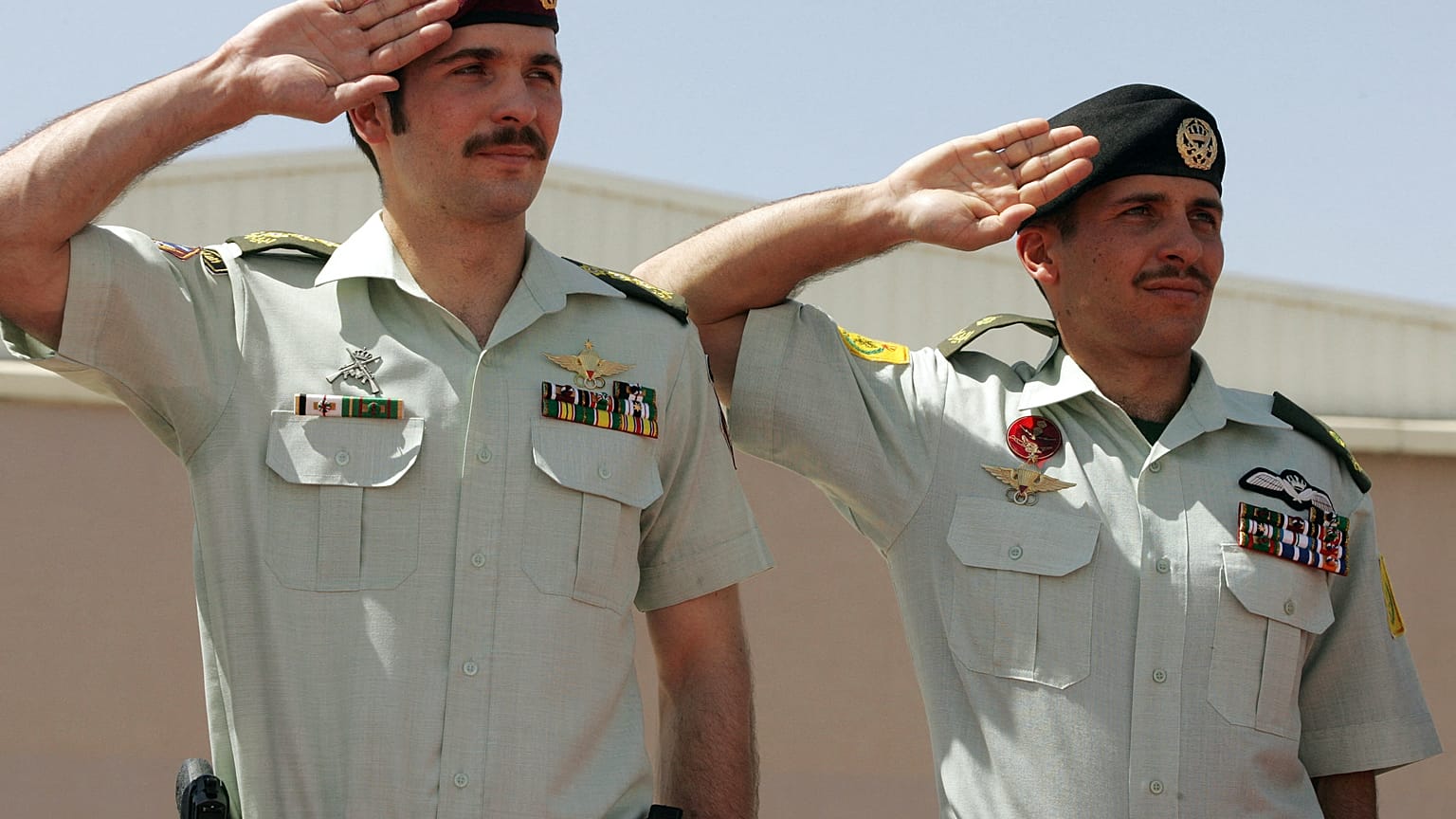 Ürdün'ün eski veliaht prensi Hamza bin Hüseyin (sağda) ve kardeşi Haşim bin Hüseyin (solda)