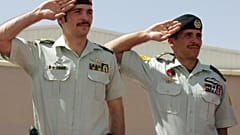 Ürdün'ün eski veliaht prensi Hamza bin Hüseyin (sağda) ve kardeşi Haşim bin Hüseyin (solda)