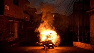 Una efigie que representa a Judas Iscariote quemado durante la Semana Santa en el barrio de Catia de Caracas, Venezuela, el domingo 4 de abril de 2021.