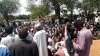 صورة من الارشيف-تجمع الأهالي في جنازة جماعية بعد هجوم وقع في قرية بغرب دارفور، السودان