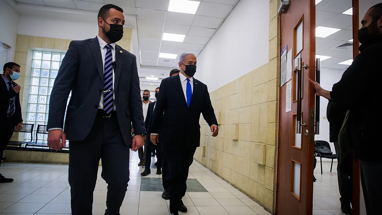 İsrail Başbakanı Netanyahu dava salonuna girerken