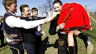 Osterbrauch in Tschechien und Slowakei: Frauen mit Stöcken schlagen