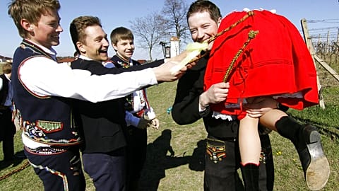 Osterbrauch in Tschechien und Slowakei: Frauen mit Stöcken schlagen