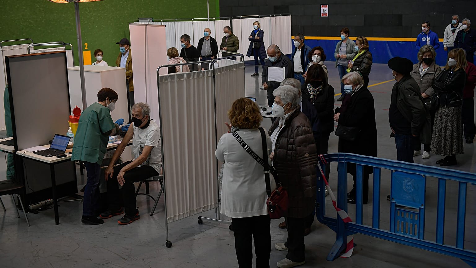 Vacunación contra la COVID-19 en un centro de Pamplona, España, el 3 de abril de 2021