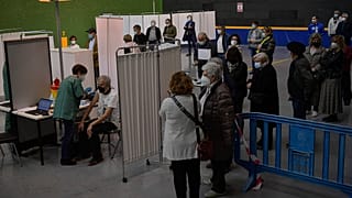 Vacunación contra la COVID-19 en un centro de Pamplona, España, el 3 de abril de 2021