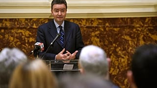 Habsburg György, IV. Károly király unokája, Magyarország utazó nagykövete beszédet mond az Utolsó felvonás - IV. Károly király koronázása - 1916 című kiállítás megnyitóján 