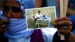 Eine Unterstützerin der HDP hält bei einem Protest in Istanbul im Juni 2020 ein Bild von Selahattin Demirtas in die Kamera.
