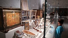 Une petite fille regarde les artefacts du nouveau musée national de civilisation egyptienne, le 4 avril 2021, à Fustat, Le Caire, Égypte