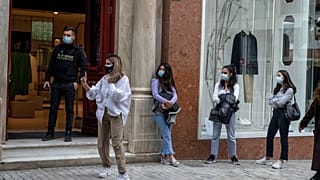 La Grèce a autorisé la plupart des magasins à rouvrir, malgré des chiffres toujours inquiétants pour ce qui est de l'épidémie.