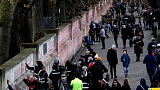 Koronavírus: lazítanak a britek, a görögök és a portugálok