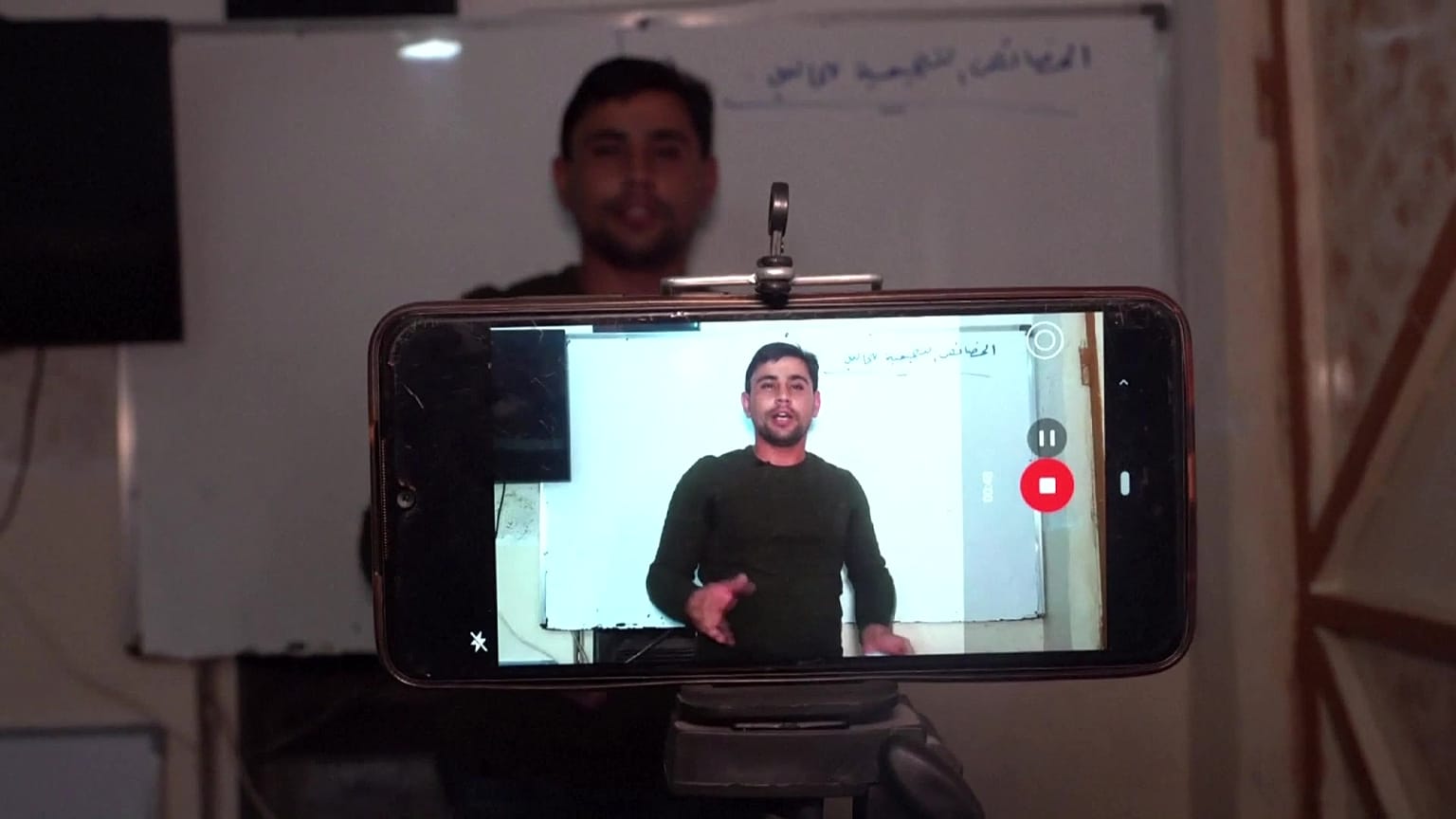 يحاول ابراهيم تدريس مادة الكيمياء لطلاب الثانوية مستغلا الموارد المتاحة أثناء إغلاق المدارس في البلاد