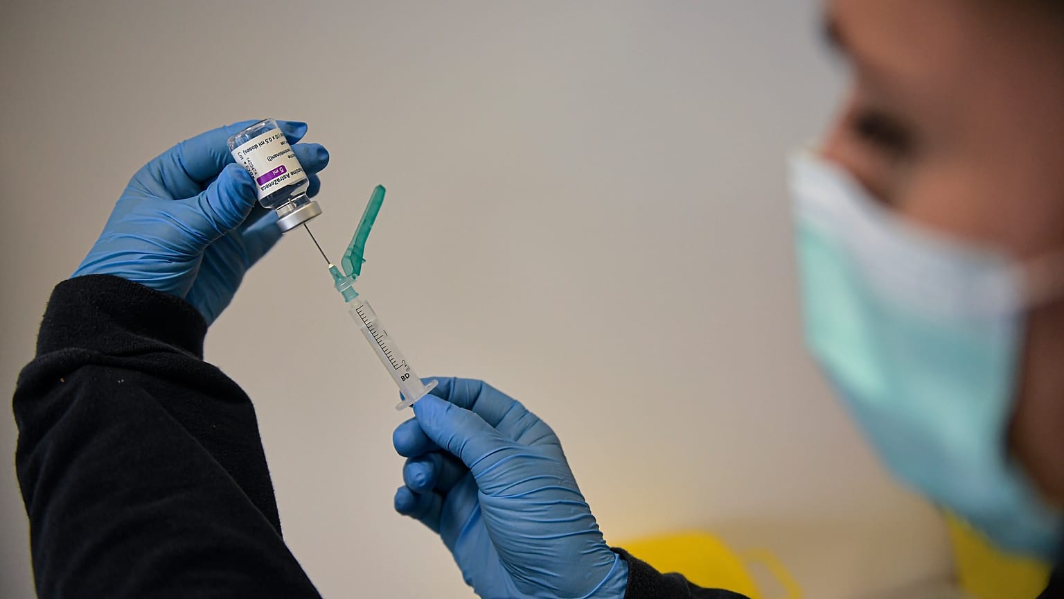 enfermera con vacuna de AstraZeneca
