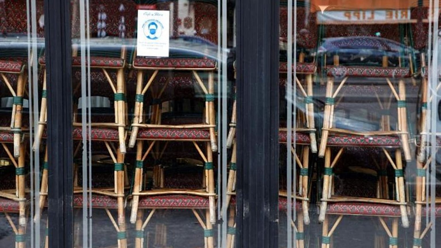 Székek egymásra halmozva a híres Cafe de Flore-ban 