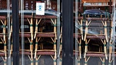 Székek egymásra halmozva a híres Cafe de Flore-ban 