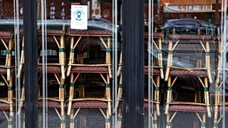 Székek egymásra halmozva a híres Cafe de Flore-ban 