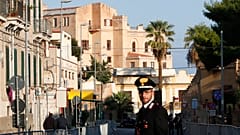 Az olasz csendőrség, a Carabinieri egyik tagja Palermóban