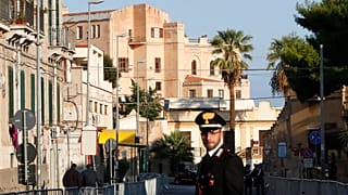 Az olasz csendőrség, a Carabinieri egyik tagja Palermóban