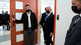 بنیامین نتانیاهو به هنگام خروج از دادگاه