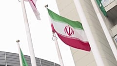 La bandera de Irán ondea en el exterior de la sede de la OIEA en Viena