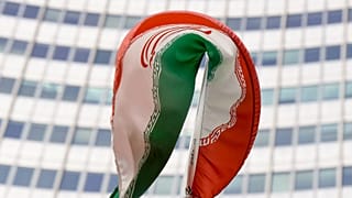 Le drapeau iranien flottant devant le siège de l'AIEA à Vienne, mars 2021 