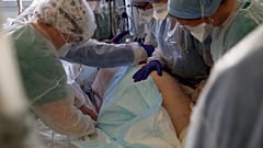 Sanitarios atienden a un enfermo de COVID en una unidad de cuidados intensivos de Francia