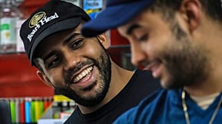 Los hermanos Batista en su bodega de Queens, Nueva York