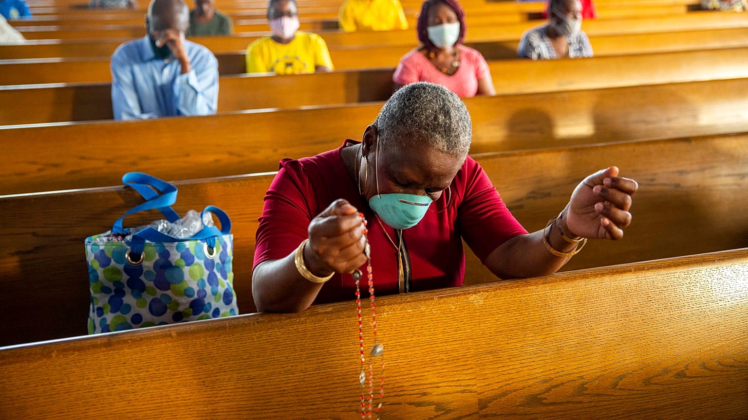 Une femme prie dans la cathédrale de Port-Au-Prince, archive du 11 juillet 2020