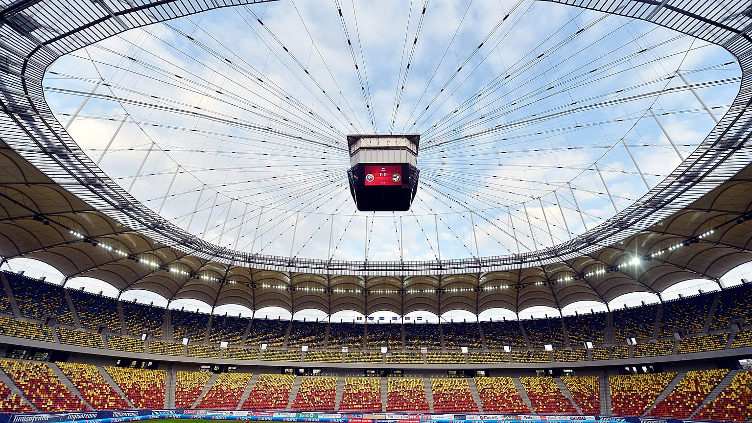 A magyar válogatott tagjai edzenek a Románia-Magyarország Európa-bajnoki selejtező mérkőzés előtt a bukaresti Nemzeti Stadionban 2014. október 10-én