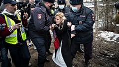 Задержание лидера "Альянса врачей" Анастасии Васильевой в Покрове 6 апреля 2021
