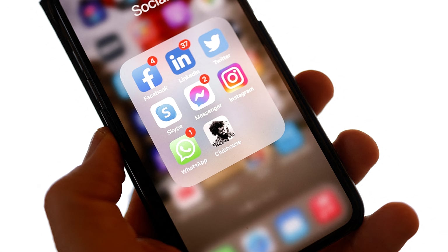 تطبيقات للتواصل الاجتماعي من بينها "كلوب هاوس" محمّلة على هاتف "آيفون"