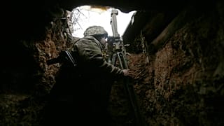 Украинский военнослужащий на линии разграничения под Авдеевкой в Донецкой области