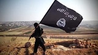 صورة مأخوذة من مقطع فيديو في 23 أغسطس 2013 يُزعم أنه يُظهر عضوًا في جماعة أسود الأنبار.