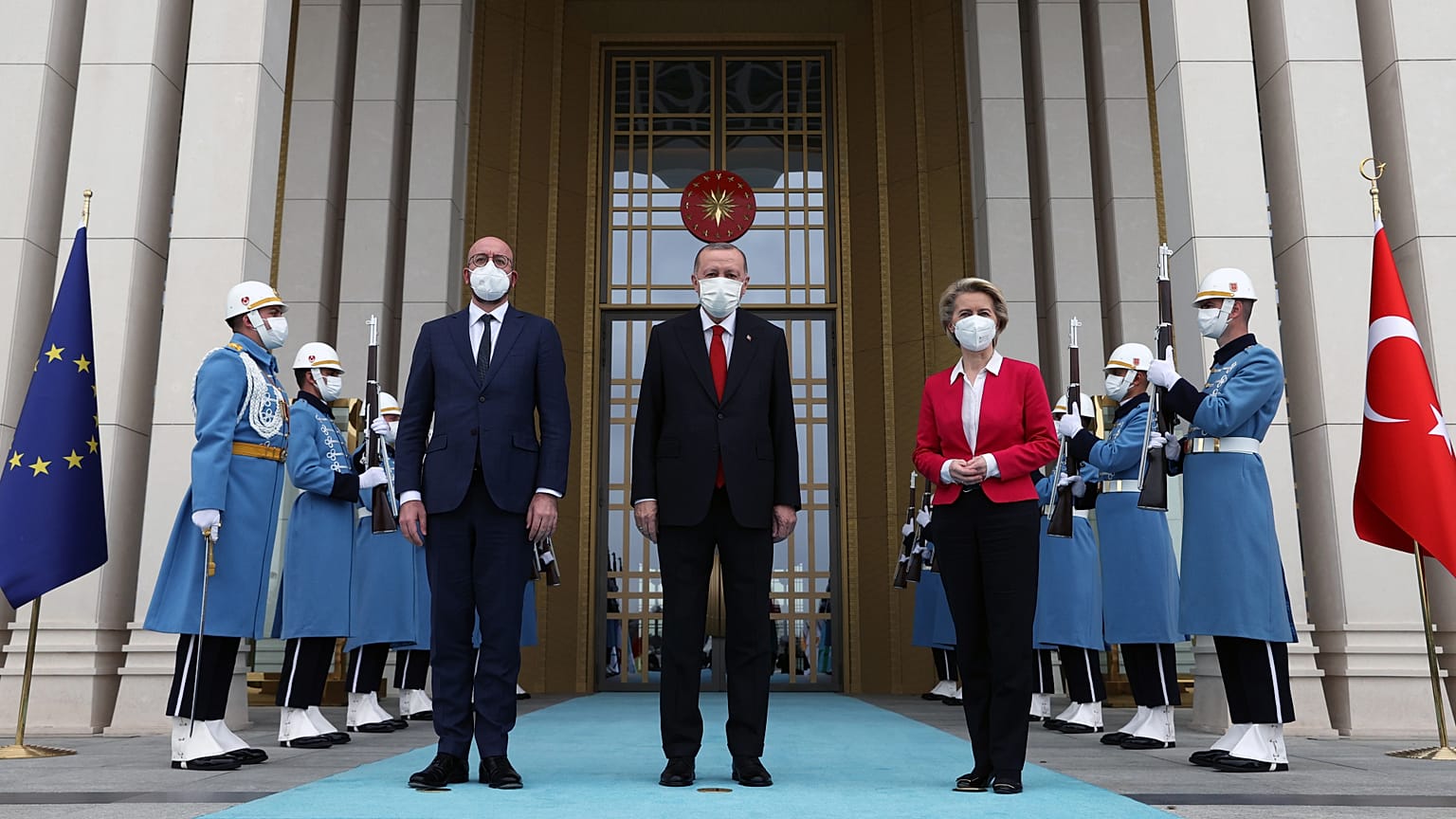 Cumhurbaşkanı Recep Tayyip Erdoğan, AB Konseyi Başkanı Charles Michel (solda) ve AB Komisyonu Başkanı Ursula Von Der Leyen'i (sağda) kabul etti