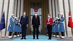 Cumhurbaşkanı Recep Tayyip Erdoğan, AB Konseyi Başkanı Charles Michel (solda) ve AB Komisyonu Başkanı Ursula Von Der Leyen'i (sağda) kabul etti
