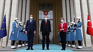 Cumhurbaşkanı Recep Tayyip Erdoğan, AB Konseyi Başkanı Charles Michel (solda) ve AB Komisyonu Başkanı Ursula Von Der Leyen'i (sağda) kabul etti