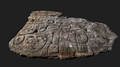 Vue générale de la dalle de Saint-Bélec depuis son bord inférieur. Collection du Musée d’Archéologie nationale MAN 90 960