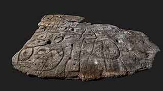 Vue générale de la dalle de Saint-Bélec depuis son bord inférieur. Collection du Musée d’Archéologie nationale MAN 90 960