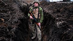 Un militar ucraniano, que pidió ser identificado sólo por su indicativo, Kram, se encuentra en su puesto en la ciudad de Krasnohorlivka, en el este de Ucrania.