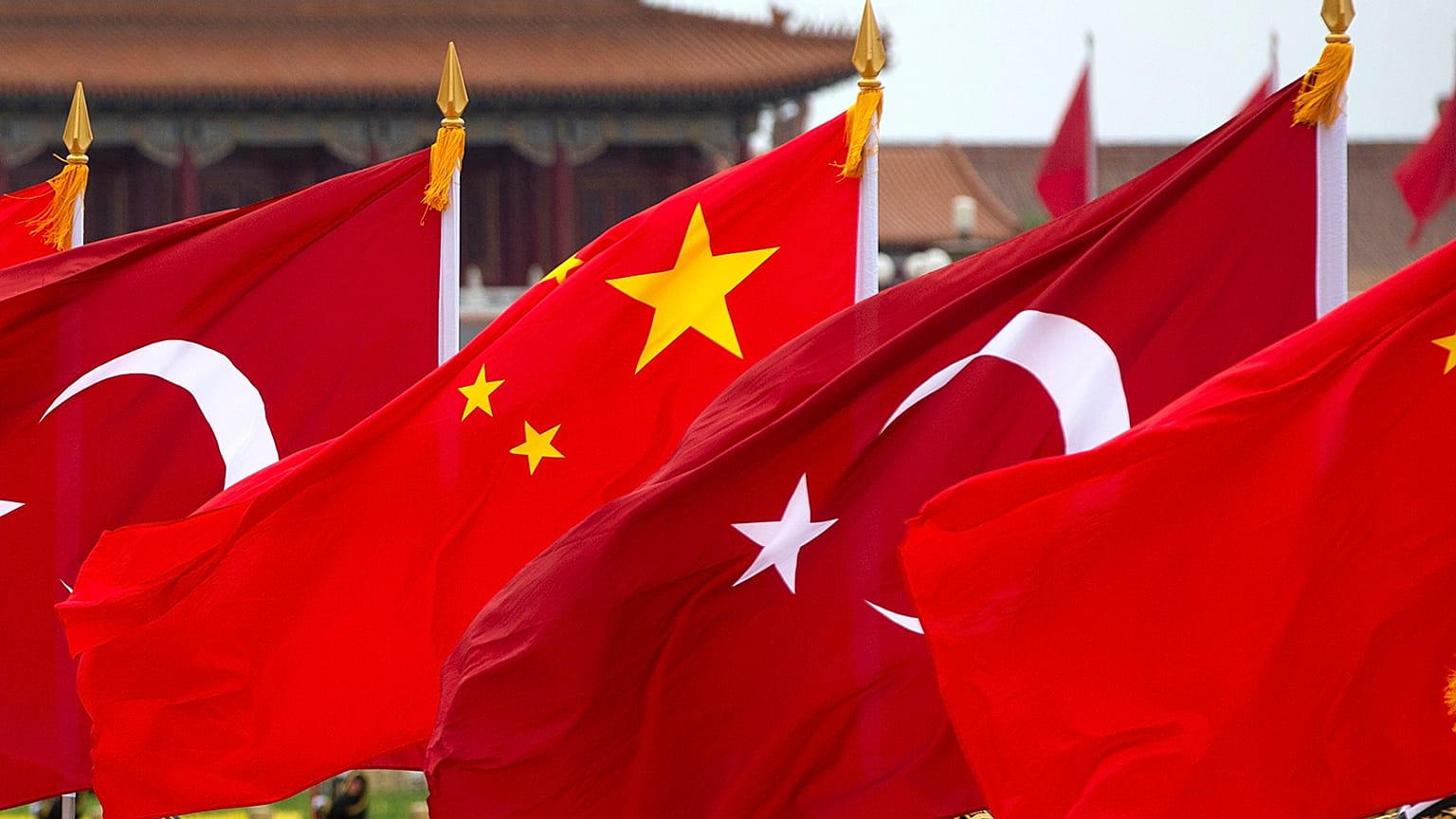 Çin ve Türk bayrakları