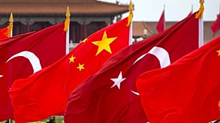 Çin ve Türk bayrakları