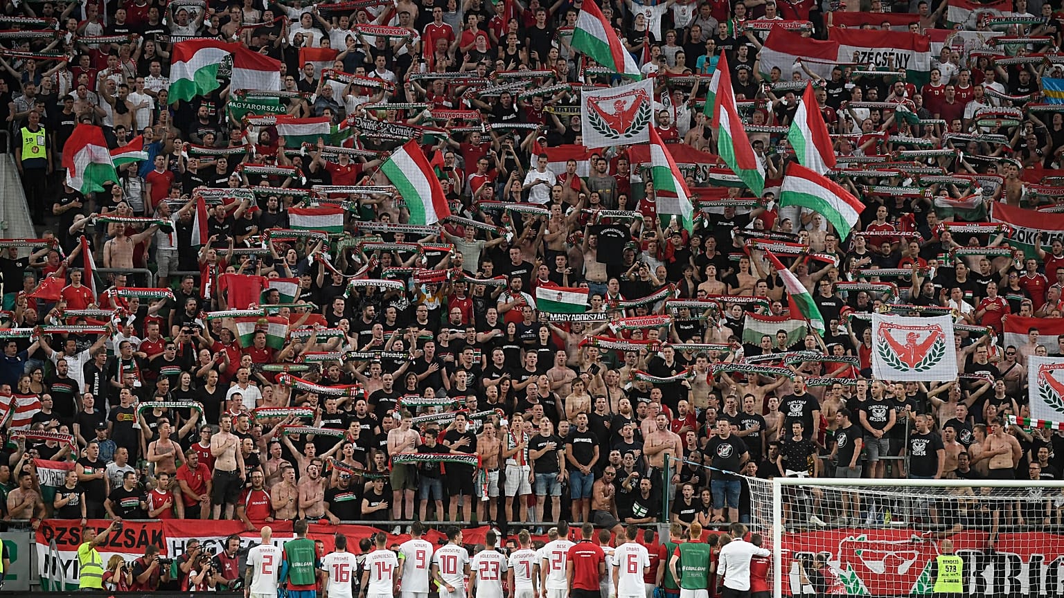 A magyar szurkolók a Himnuszt éneklik a Magyarország-Wales Európa-bajnoki selejtezőmérkőzés után a budapesti Groupama Arénában 2019. június 11-én.