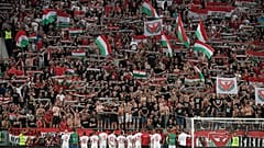 A magyar szurkolók a Himnuszt éneklik a Magyarország-Wales Európa-bajnoki selejtezőmérkőzés után a budapesti Groupama Arénában 2019. június 11-én.