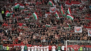 A magyar szurkolók a Himnuszt éneklik a Magyarország-Wales Európa-bajnoki selejtezőmérkőzés után a budapesti Groupama Arénában 2019. június 11-én.